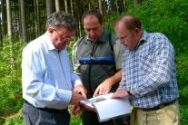 Förster und zwei Waldbesitzern unterhalten sich im Wald (Foto: K. Dinser)